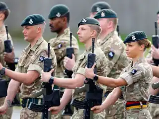 އިނގިރޭސިވިލާތުގައި ސްކޫލް ނިމޭ ދަރިވަރުންނަށް، "ގޭޕް އިޔަރ"ގެ ނަމުގައި އަސްކަރީ ސްކީމެއް ފަށަނީ 