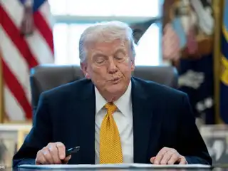 ވައިޓް ހައުސްގައި އޮތް ރަސްމިއްޔާތެއްގައި އެމެރިކާގެ ރައީސް ޑޮނަލްޑް ޓްރަމްޕް 