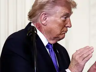 އެމެރިކާގެ ރައީސް ޑޮނަލްޑް ޓްރަމްޕްގެ ކަރު މަތީގައި ފެންނަން ހުރި ރަތް ކުލައިގެ ފިތް ގަނޑު.