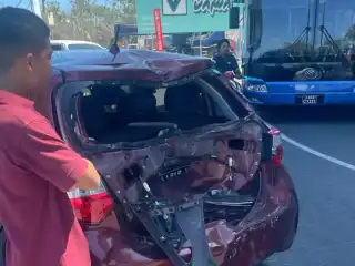 ބޮޑުތަކުރުފާނު މަގުގައި ސައިކަލެއް ކާރެއްގައި ޖެހިގެން ހިނގި އެކްސިޑެންޓުގައި ކާރަށް ބޮޑެތި ގެއްލުންތަކެއް ވެފައި.