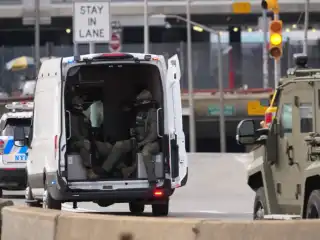 އެމެރިކާ ސިފައިންގެ ބެލުމުގެ ދަށުން މަދޫރޯ ކޯޓުން ޖަލަށް ގެންދަނީ