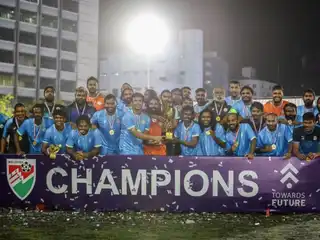 2022 ވަނަ އަހަރުގެ ތިން ވަނަ ޑިވިޝަން ކާމިޔާބު ކުރި ލެގޫންސް އިން ތަށި އުފުލާލަނީ