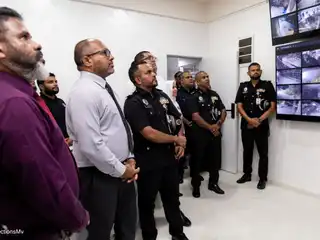 މޯލްޑިވްސް ކަރެކްޝަނަލް ސަރވިސްގެ "ސެންޓްރަލް ސެކިއުރިޓީ ކޮމާންޑް"ގެ ސެންޓްރަލް ސީސީޓީވީ މޮނީޓަރިންގ ރޫމް ހުޅުވުން، ކަރެކްޝަންސް މުވައްޒަފުން ތިބީ މުސާރަ ބޮޑު ނުކުރެވި ލަސްވާތީ މާޔޫސްވެފައި