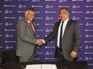 ފިނާސްޓްރާގެ ލަންޑަން އޮފީހުގައި ބޭއްވި ބައްދަލުވުމެއްގެ ތެރެއިން، އެ ކުންފުނީގެ ޔުނިވާސަލް ބޭންކިންގެ ޗީފް ޕްރޮޑަކްޓް އޮފިސަރު (ސީޕީއޯ) ނަރެންދުރަ މިސްޓްރީ (ވ) އަދި ބޭންކް އޮފް މޯލްޑިވްސްގެ ސީއީއޯ މުޙައްމަދު ޝަރީފް އާ އެކުގައި