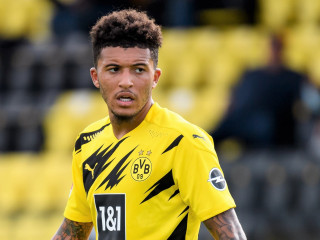 ބޮރޫޝިއާ ޑޯޓްމުންޑަށް ކުޅެމުން އަންނަ އިންގްލެންޑުގެ ޒުވާން ފޯވާޑް ޖޭޑަން ސަންޗޯ