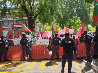 ރިޔާސީ ބަޔާން އިއްވެވި ވަގުތު އިދިކޮޅު ކޯލިޝަނުގެ ފަރާތުން މަގުމަތީގައި އިހުތިޖާޖުކުރަނީ.