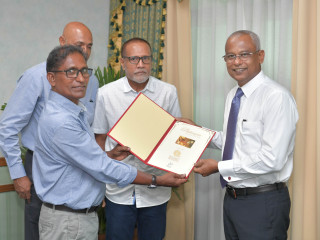 President Solih presented \'Honorary Membership\' by Volleyball Veterans
