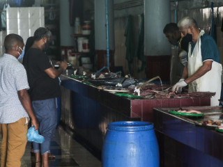 މަސް މާރުކޭޓުގައި މަސް ކެނޑުމުގެ މަސައްކަތް ކުރަނީ