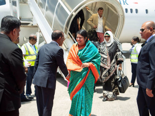 ަބަންގްލަދޭޝްގެ ޕާލަމެންޓް ސްޕީކާރ އާއި ރައީސް ނަޝީދު ސަލާމްކުރައްވަނީ