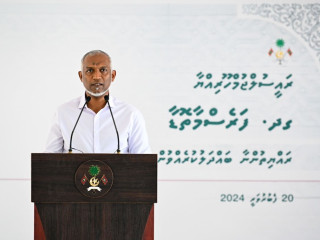 Muizzu speaking with the residential community of Faresmaathoda