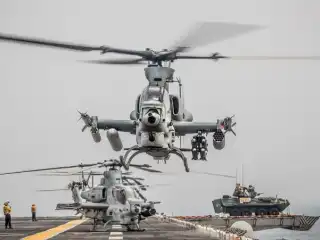 ހޯރްމުޒް ކަނޑުއޮޅިން ދަތުރުކުރަމުންދާ އެމްފިބިއަސް އެސޯލްޓް ޝިޕް، ޔޫއެސްއެސް ބޮކްސާ (އެލް.އެޗް.ޑީ 4) ގެ މަތިން، އެމެރިކާގެ 11 ވަނަ މެރިން އެކްސްޕެޑިޝަނަރީ ޔުނިޓް (އެމް.އީ.ޔޫ) އަށް ނިސްބަތްވާ އޭ.އެޗް-1ޒެޑް ވައިޕަރ ހެލިކޮޕްޓަރެއް އުދުއްސާލުމަށް ތައްޔާރުވަނީ.