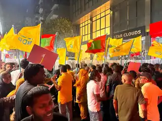 Tensions flared during the protest. A large number of citizens participated in the demonstration, raising their voices in opposition to the government.