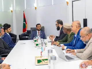 އިސްލާމިކް ޑިވެލޮޕްމަންޓް ބޭންކް (އައި.ޑީ.ބީ) ގްރޫޕްގެ ރީޖަނަލް ހަބް، ޑާކާގެ އިސްވެރިޔާ އަލީ މުޙައްމަދު ޚާން، މިނިސްޓަރ އޮފް ކޮންސްޓްރަކްޝަން އެންޑް އިންފްރާސްޓްރަކްޗަރ ޑރ. ޢަބްދުﷲ މުއްޠަލިބްއާ ބައްދަލުކުރައްވަނީ