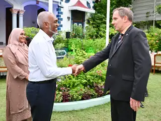  އިނގިރޭސިވިލާތުން ރާއްޖެއަށް ކަނޑައަޅުއްވާފައި ހުންނަވާ ސަފީރު ނިކޮލަސް ޑޭވިޑް ލޯ، މުލިއާގޭގައި ބޭއްވި ހަފްލާ އެއްގެ ތެރެއިން 