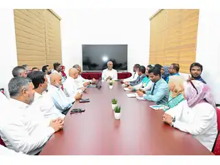 ރައީސުލްޖުމްހޫރިއްޔާ، އަރިއަތޮޅު އުތުރުބުރީ އުކުޅަސް ކައުންސިލާއި، އ.ތ.މ ކޮމިޓީ އަދި ރަށުގެ ބައެއް މުއައްސަސާތަކުގެ އިސްވެރިންނާ ބައްދަލުކުރައްވަނީ