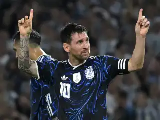 މެޗުގައި ލަނޑު ޖެހުމަށް ފަހު އާޖެންޓީނާގެ ކެޕްޓަން މެސީ އުފާ ފާޅު ކުރަނީ.