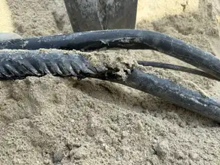 ހުޅުމާލޭގެ މަގު ހެދުމުގެ ތެރޭގައި ކޭބަލް އަކަށް ގެއްލުންވެފައި.