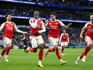 ދެ ވަނަ ހާފުގައި ޖެހި ލަނޑު ތަކުން ޓޮޓެންހަމް ބަލިކޮށް، އާސެނަލް ލީޑުގައި 