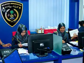 އިމިގްރޭޝަންގެ މުވައްޒަފުންތަކެއް ހިދުމަތް ދެނީ