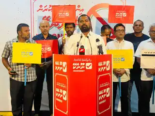 ކޯޓުގެ ރަޖިސްޓްރާ އެދުނީ ނުހިނގާ ކަމެއް ސާބިތު ކޮށްދިނުމަށް، އެކަން ފާހަގަ ކުރެވުނީ ގާނޫނީ ކަމަކަށް ވުރެ ބޮޑަށް ހެއްވާ ކަމެއްގެ ގޮތުގައި: މައުރޫފް