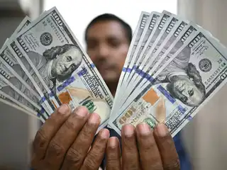 ދުނިޔޭގެ ބާޒާރުގައި އެމެރިކާ ޑޮލަރު މެދުކެނޑުމެއްނެތި ދަށަށް ދިއުން ހުއްޓި، ނޮވެމްބަރު މަހަށް ފަހު އެއް ދުވަސް ތެރޭގައި އެންމެ ބޮޑު ކުރިއެރުމެއް ހޯދައިފި