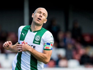 ގްރޮނިންގެންއަށް ކުޅުނު ފުރަތަމަ ރަސްމީ މެޗުގެ ތެރެއިން ފޯވާޑް އާޔެން ރޮބެނަށް