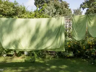 އެނދުގައި އަޅާ އެއްޗެހި ދޮވެ ހިއްކަން އަޅާފައި.