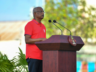 އެކުވެނި ސިންތެޓިކް ޓްރެކް ހުޅުވުމަށް ބޭއްވި ރަސްމިއްޔާތުގެ ތެރެއިން ރައީސުލްޖުމްހޫރިއްޔާ އިބްރާހީމް މުޙައްމަދު ޞާލިޙް