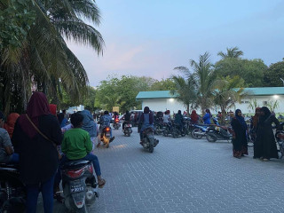 ފައުޒާން މަރުކަޒަށް ގެންދެވުނު ވަގުތު އެ ސަރަހައްދަށް ރަށުގެ ރައްޔިތުން އެއްވެ