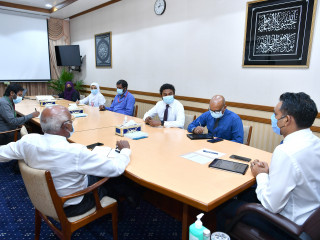 މޯލްޑިވިއަން ބްލަޑް ސަރވިސަސްގެ އިސްވެރިންނާއި ނައިބް ރައީސް ފައިސަލް ނަސީމް ބައްދަލު ކުރައްވަނީ