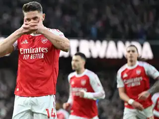 މެޗުގައި ލަނޑު ޖެހުމަށް ފަހު އާސެނަލްގެ ކުޅުންތެރިން އުފާ ފާޅު ކުރަނީ