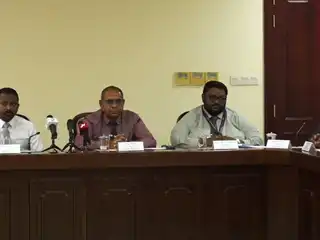 އިލެކްޝަންސް ކޮމިޝަންގެ ރައީސް މުހައްމަދު ޒާހިދު, އެޓާނީ ޖެނެރަލް އަހުމަދު އުޝާމް އަދި ކޮމިޝަނުގެ އެހެން މެންބަރުން، ހޯމަ ދުވަހު ބޭއްވި މިނިވަން މުއައްސަސާތަކުގެ ކޮމިޓީ ބައްދަލުވުމުގައި | 02.02.2026