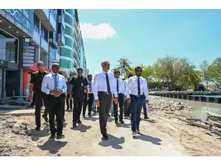 މިދިޔަ އަހަރު ކުރީ ކޮޅު ފަށާނެ ކަމަށް ރައީސް މުއިއްޒު ވިދާޅުވި މާލޭގެ މަގުތައް ހެދުމުގެ މަޝްރޫއުގެ މަސައްކަތް ފެށޭނެ ދުވަހެއް ކޮންސްޓްރަކްޝަން މިނިސްޓަރަކަށް ވިދާޅެއް ނުވެވުނު.