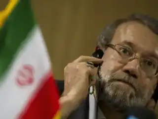 ސްވިޒަލޭންޑުގެ ޖެނީވާގައި 2013 ވަނަ އަހަރުގެ އޮކްޓޫބަރު މަހުގެ 9 ވަނަ ދުވަހު ބޭއްވި އިންޓަރ ޕާލަމެންޓަރީ ޔޫނިއަން (އައިޕީޔޫ) ގެ އެސެމްބްލީއަށްފަހު، އީރާނުގެ އޭރުގެ މަޖިލީހުގެ ރައީސް އަދި އެ ގައުމުގެ ނިއުކްލިއާ މައްސަލަތަކާ ބެހޭ ކުރީގެ އިސް މަންދޫބު އަލީ ލަރީޖާނީ މީޑިއާތަކާ ވާހަކަދައްކަވަނީ.