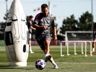 ރެއާލުން ދާދި ފަހުން ކުރިއަށް ގެންދިޔަ ފަރިތަކުރުންތަކުގެ ތެރެއިން ފޯވާޑް އެޑެން ހަޒާޑް