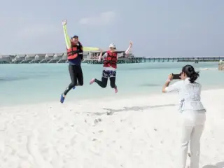 ފިނި މޫސުމުގައި ފަތުރުވެރިކަން ހީނަރުވިޔަ ނުދިނުމަށްޓަކައި، ޓްރެވަލް އޭޖެންސީތަކުން ނަގާ ޓެކްސް ފަސްކުރިކަން މުއިއްޒު ސަރުކާރުން ރަސްމީކޮށް ކަށަވަރުކޮށްދޭން ޖެހޭ: ރިޕޯޓު