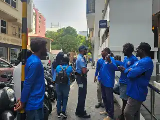 ފުލުހުން ވަނީ މުޅި ޓީމު ވެލާނާ ގެ ސަހަރައްދުން ދުރަށް ޖައްސާ ރައްޔިތުންގެ މަޖިލިސް ކުރާ ގެ އާ ހިސާބަށް ޖައްސާފައި