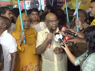 MDP Chairperson and former Foreign Minister Abdulla Shahid addresses the crowd during the "Dhathivejje" protest held by the party on Thursday night.