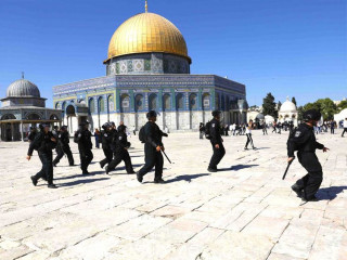 އަލް އަގްސާ މިސްކިތް ސަރަހައްދުގައި އިޒްރޭލްގެ ސިފައިން ފޯރިމަރަނީ