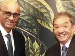ސިޓޯ ޔީ ޕިން (ކ) އަށް ސިންގަޕޫރުގެ ރައީސް ތަރްމަން ޝަންމުގަރަތުނަމްގެ އަތްޕުޅުން ސަފީރުކަމުގެ ފަތްކޮޅު އަރުއްވަނީ.