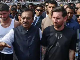 މެސީގެ އިންޑިއާ ދަތުރު، ދަނޑުގައި ހިނގި ހަމަ ނުޖެހުން ތަކަށް ޗީފް މިނިސްޓަރު މަމަތާ ބެނާޖީ މައާފަށް އެދިވަޑައިގެންފި 