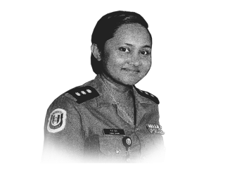 ފުލުހުންގެ ތާރީޚުގައި ވަރަށް ގިނަ ކަންކަން ފުރަތަމަ ކުރެއްވި އަންހެން ފުލުސް