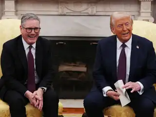 ވޮޝިންގޓަން ޑީސީގައި ހުންނަ ވައިޓް ހައުސްގައި 2025 ފެބުރުވަރީ 27 ވީ ބުރާސްފަތި ދުވަހު، އިނގިރޭސިވިލާތުގެ ބޮޑުވަޒީރު ސަރ ކިއަރ ސްޓާމަރ ވަނީ އެމެރިކާގެ ރައީސް ޑޮނަލްޑް ޓްރަމްޕާ ބައްދަލުކުރައްވައި، ރަސްގެފާނު ޗާލްސް ތިންވަނަގެ ފަރާތްޕުޅުން ރަސްމީ ދައުވަތެއް އަރުވަފައި. މިއީ ރައީސް ޓްރަމްޕް އިނގިރޭސިވިލާތަށް ކުރައްވާ ދެވަނަ ސްޓޭޓް ވިޒިޓް ނުވަތަ ރަސްމީ ދަތުރުފުޅަށް ދެއްވި ދައުވަތެއް (ފައިލް).