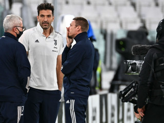 ނާޕޮލީއާ ދެކޮޅަށް ކުޅެން އޮތް މެޗަށް ޔުވެންޓަސްގެ ކުޅުންތެރިން ދަނޑަށް ހާޒިރުވެފައި