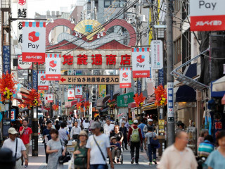 ޖަޕާނުގެ މަގުތައްމަތީގައި މީހުން ހަރަކާތްތެރި ވަނީ