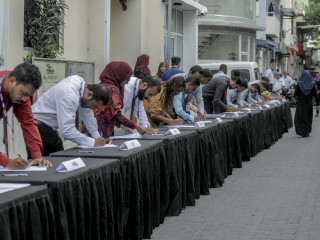 ފެނަކަ ކޯޕަރޭޝަންގެ މުވައްޒަފުން ކޮރަޕްޝަނަށް ނޫނެކޭ ބުނެ އިގުރާރުގައި ސޮއިކުރަނީ.. -