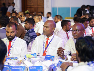 ފެނަކައިގެ ބައެއް މުވައްޒަފުން، އެ ކުންފުނިން ބޭއްވި ރަސްމިއްޔާތެއްގައި