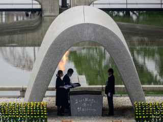 ހިރޮޝީމާގައި ގާއިމްކޮށްފައިވާ ޕީސް ޕާކުގައި ބޭއްވި ރަސްމިއްޔާތުގެ ތެރެއިން