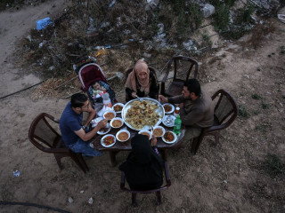 ޣައްޒާގެ ޢާއިލާއެއް ރޯދަ ވީއްލަނީ: ޣައްޒާގެ މުސްލިމުން މި ރަމަޟާންމަހުގައި ތަޙައްމަލު ކުރަމުންދަނީ ދަތި އުނދަގޫ ދުވަސްތަކެއް