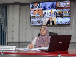 ވީޑިއޯ ކޮންފަރެންސްގައި ރާއްޖޭގެ ފަރާތުން ބައިވެރިވެ ވަޑައިގެންނެވީ ޑިރެކްޓަރ ޖެނަރަލް އޮފް ޕަބްލިކް ހެލްތް މައިމޫނާ އަބޫބަކުރު